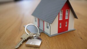 Picture of keys and toy house for blog Types of Homeowners Insurance