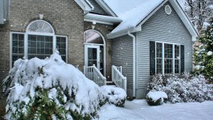 A house outside on a snowy day